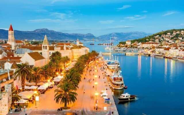 Huge terrace with sea view of the bay
