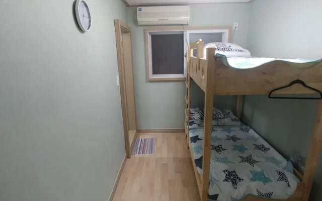 Ninano Guesthouse - Hostel
