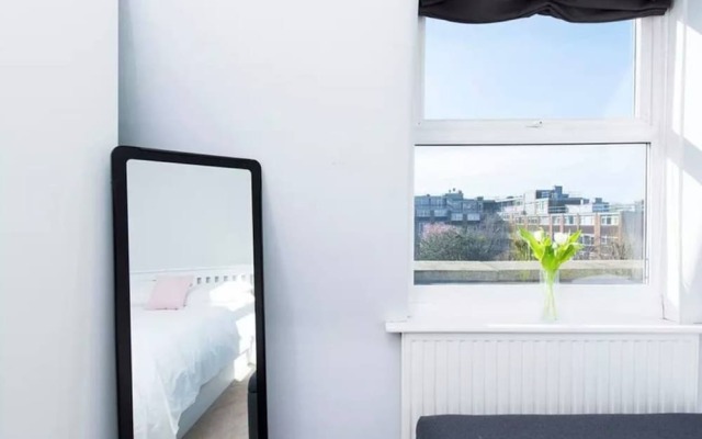 1 Bedroom Apartment In Vibrant Putney