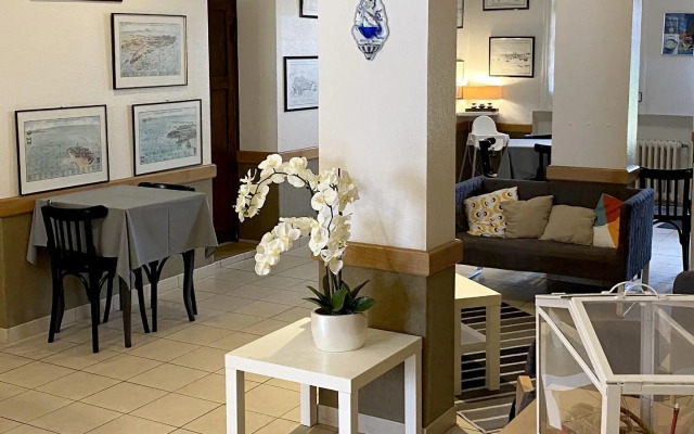 Hotel De La Porte Saint Pierre