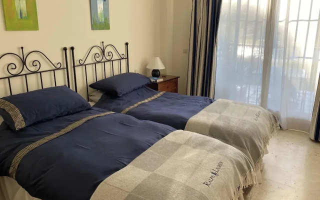 2 Bed Apartment Sleeps 4 - Pool Access - Garden