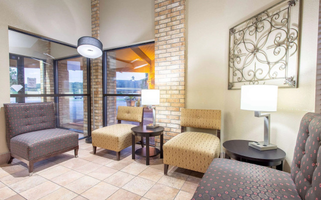 AmericInn by Wyndham Delafield-Waukesha-Milwaukee