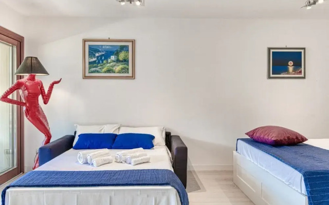 The Lady in Red Studio Flat with Sea View Terrace