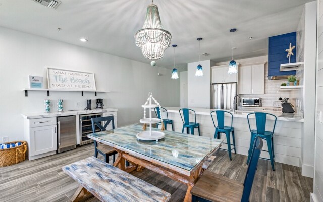 Island Paradise by AMI Locals