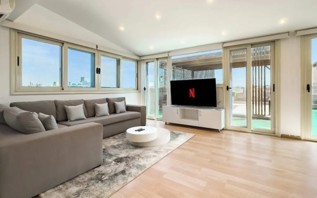 Posh & Panoramic 2bdr Rooftop 5 Min To Airport