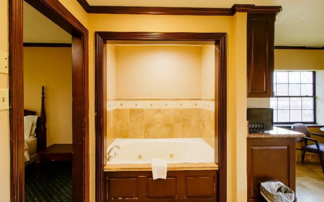 OYO Pinewood Inn & Suites Silsbee