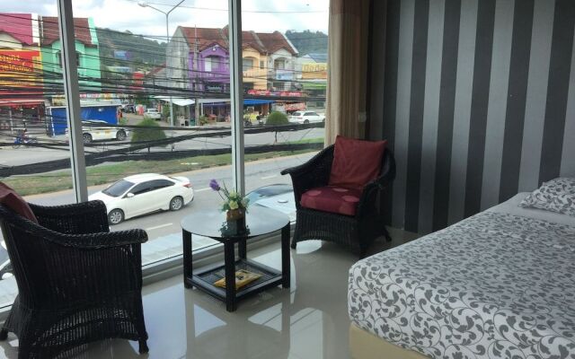 Phuket Airport Suites & Lounge Bar