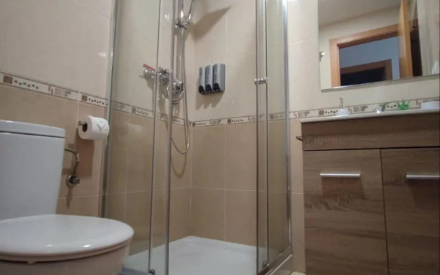 Apartamento con patio, piscina y parking privado