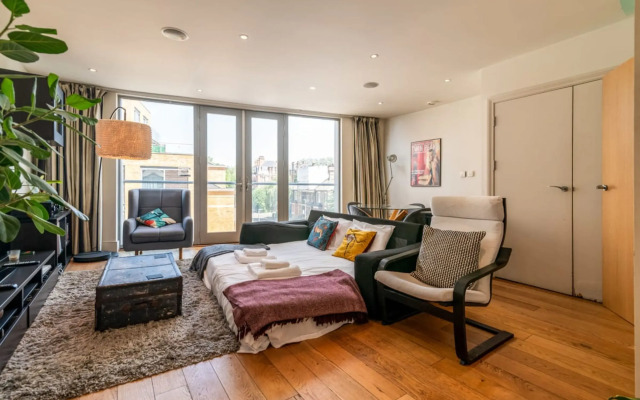 Bright & Spacious Battersea Flat