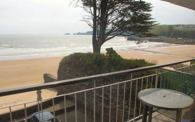 Beach Court 25
