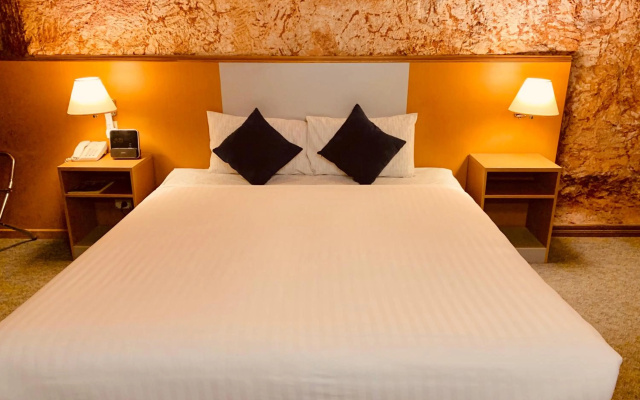 Desert Cave Hotel – Guest Rooms – Coober Pedy