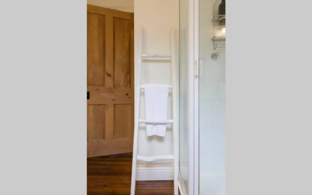 Best Location in Hobart! Luxury 4 bedroom with stunning views – Guest Rooms – Glebe