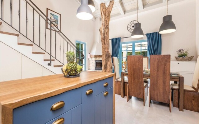 Stunning Home in Jurdani With Wifi and 2 Bedrooms