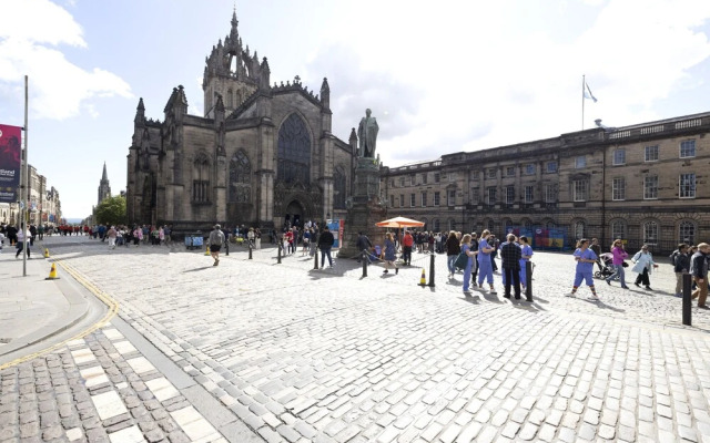 Joivy Homely 1-Bed Flat By St Giles W/ Desk