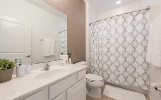 4-bedroom House w/ Private Pool - Great Location Home