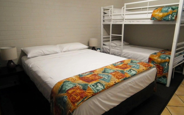 Paradise Lodge Motel – Guest Rooms – Mackay