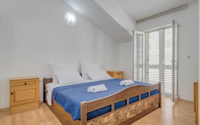 Spacious Apartment w Three Balconies and Parking