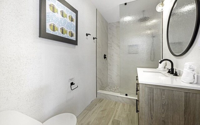 Dancing Dolphin 4 Bedroom Home by RedAwning