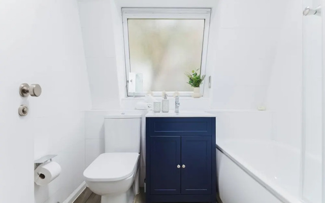 Spacious 2BR House by Madame Tussauds