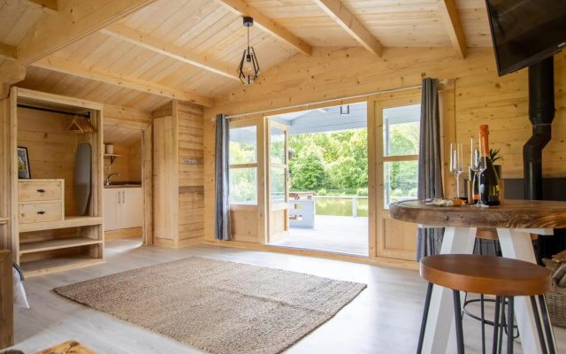 New Stunning Lake View Log Cabin With Hot Tub