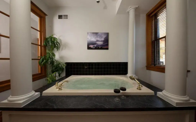 Renaissance Riverboat Suites And Rooms