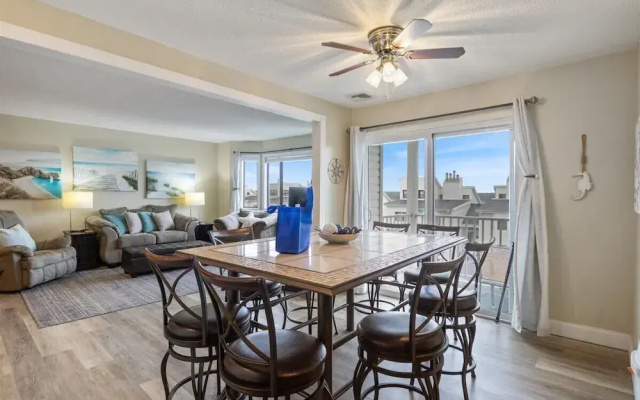 Lakefront Osage Beach Condo + Workspace w/ Pool Views