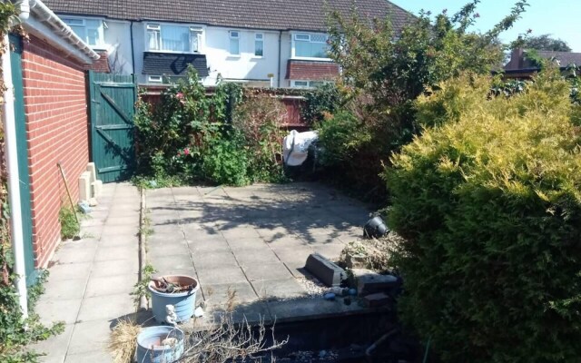 Lovely 3 Bedroom Holiday Home With Free Parking in Fareham, United Kingdom from 142$, photos, reviews - zenhotels.com