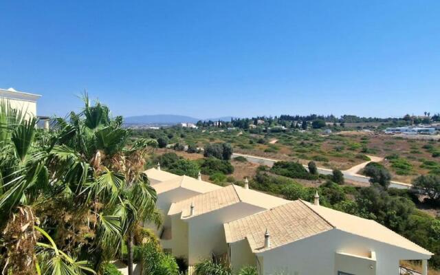 Spacious 3 bedroom apartment with seaview