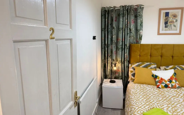 Sheffield - House - Sleeps 5 - Parking - Garden