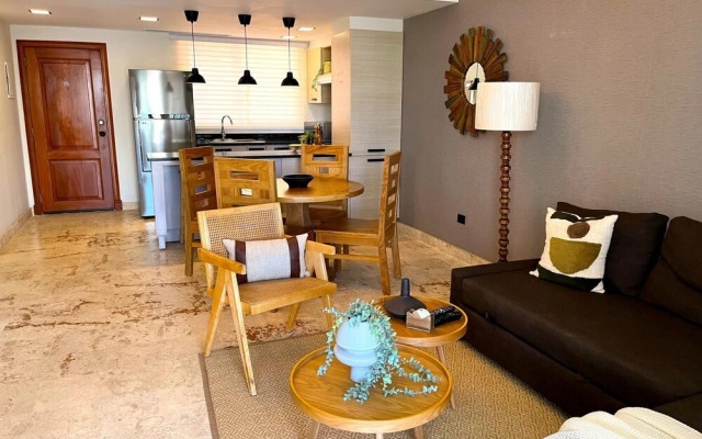 Gorgeous Playa Turquesa Pool Views Beach Apartment