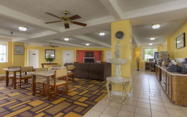 Econo Lodge Byron near Historic District - Warner Robins