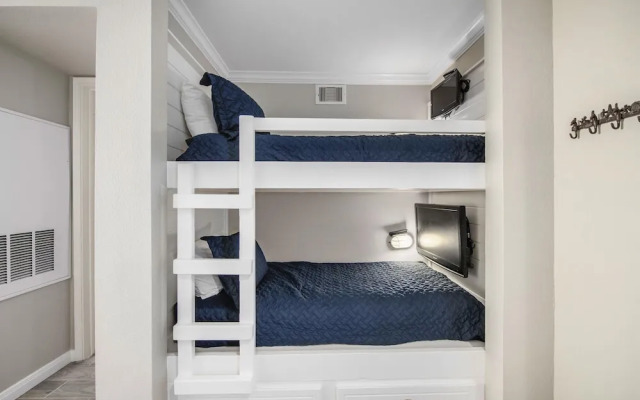 Seascape 1304 Studio Bedroom Condo by RedAwning