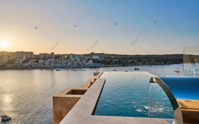 Luxury House With Pool