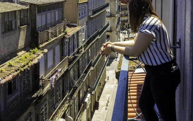 Guest H4U Flores Almada City center