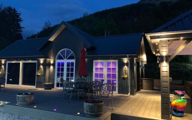 Little Fox Lodge Hideaway Glencoe - 5 Star with Hot Tub overlooking Loch Linnhe