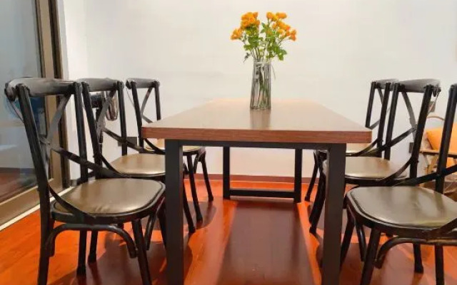 Hongshan 6979 Girls' Youth Apartment