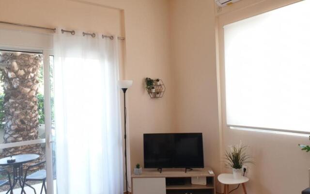 Elegant Glyfada Apartment-private Garden-Near METRO