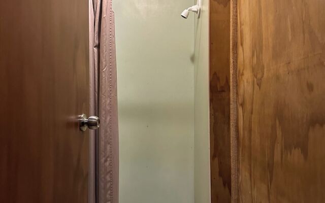 The Crossing Lodge and Backpackers