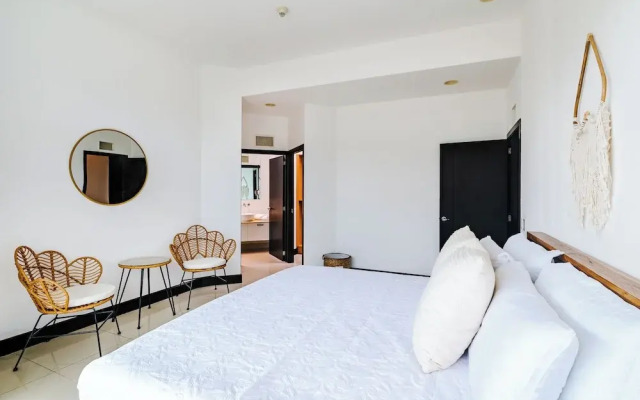 mVillas - Luxury 2Bed 2Bath Condo w Pool