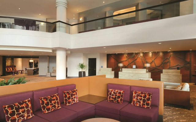 Hilton East Brunswick Hotel & Executive Meeting Center
