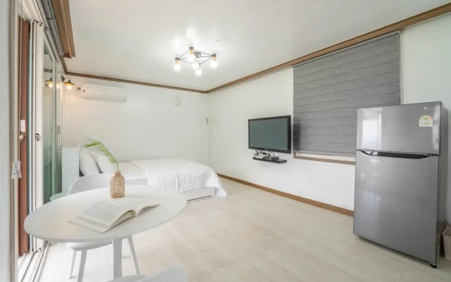Yeosu Dulggot Pension