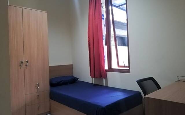 OYO Life 2594 Kost Azarina Syariah
