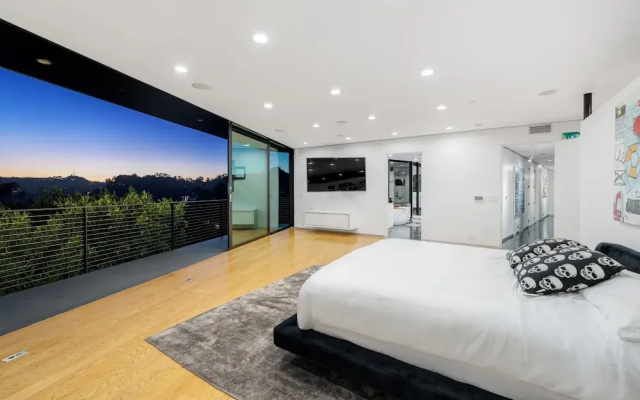 Glass Mansion - Chic Glass Villa in LA Hills With Views, Style & Serenity