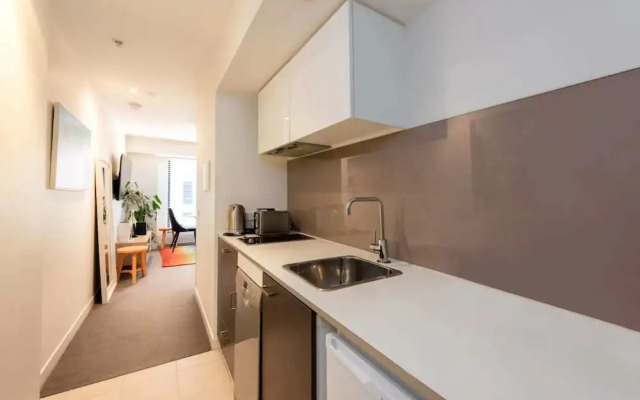 Well Located 1bed Unit in Near Albert Park w/ Gym!