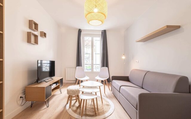 Luminous and design appt close to PARIS