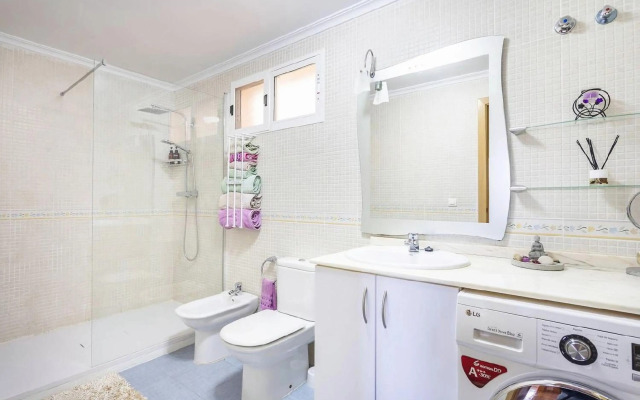 Apartamento con terraza y piscina