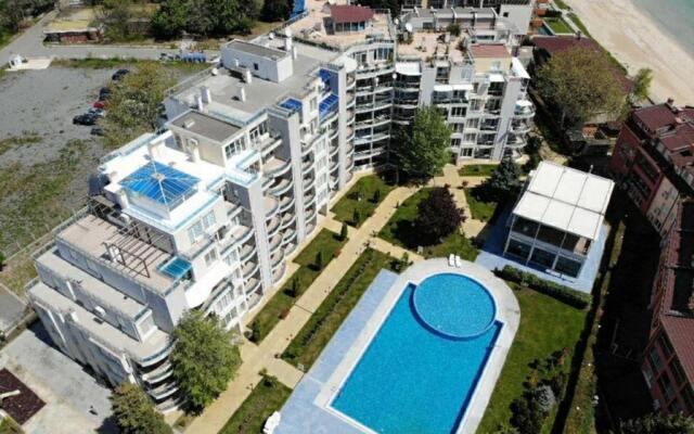 Oasis dream apartment with pool by the sea