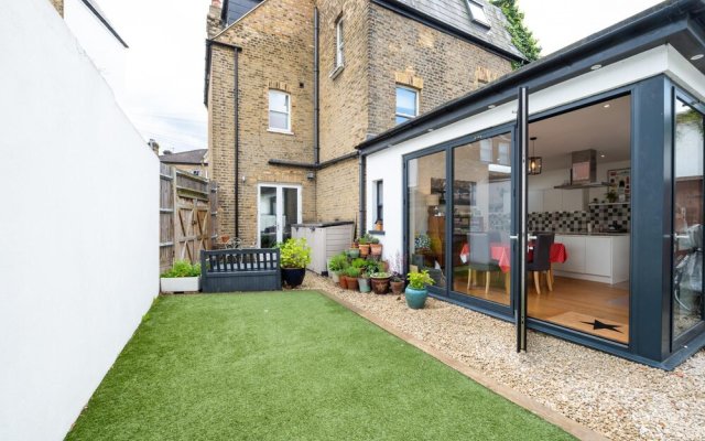 Delightful Family Home With Garden in Balham by Underthedoormat