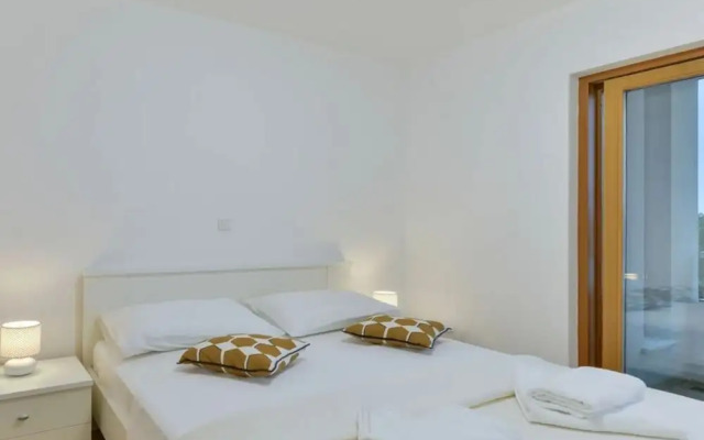 New Villa With Pool and Roof Terrace