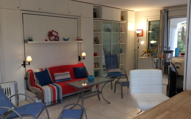 Apartment With one Bedroom in Carqueiranne, With Pool Access, Enclosed